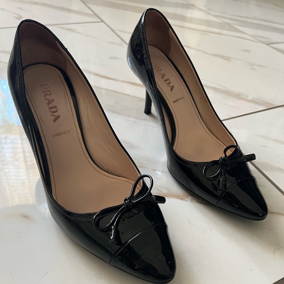 【co】Prada Patent Leather Heels 37 Prada Women's Black Patent Leather Heels with Bow